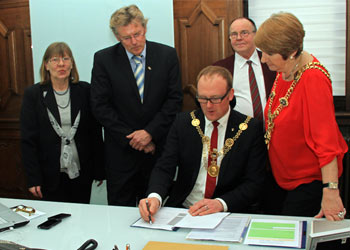 v.l.n.r: Lily Clark, Robert Tonks, OB Sren Link, Bob Clark, Lord Mayor Lynne Stagg