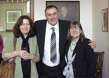 v.l.n.r.: Margret Cascio, Councillor David Fuller, Lily Clark